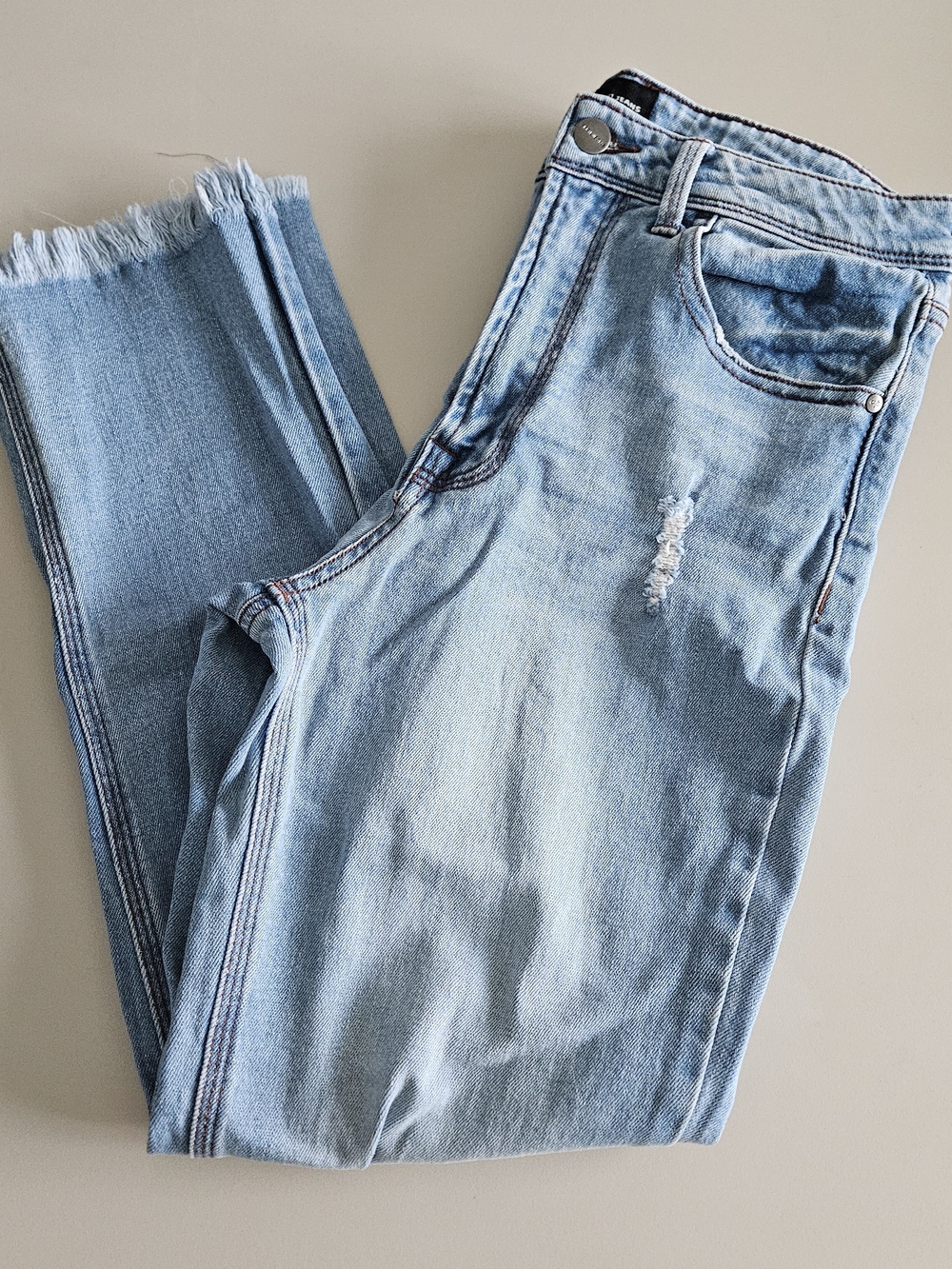 High-Rise Light Blue Women’s Jeans with Frayed Hem